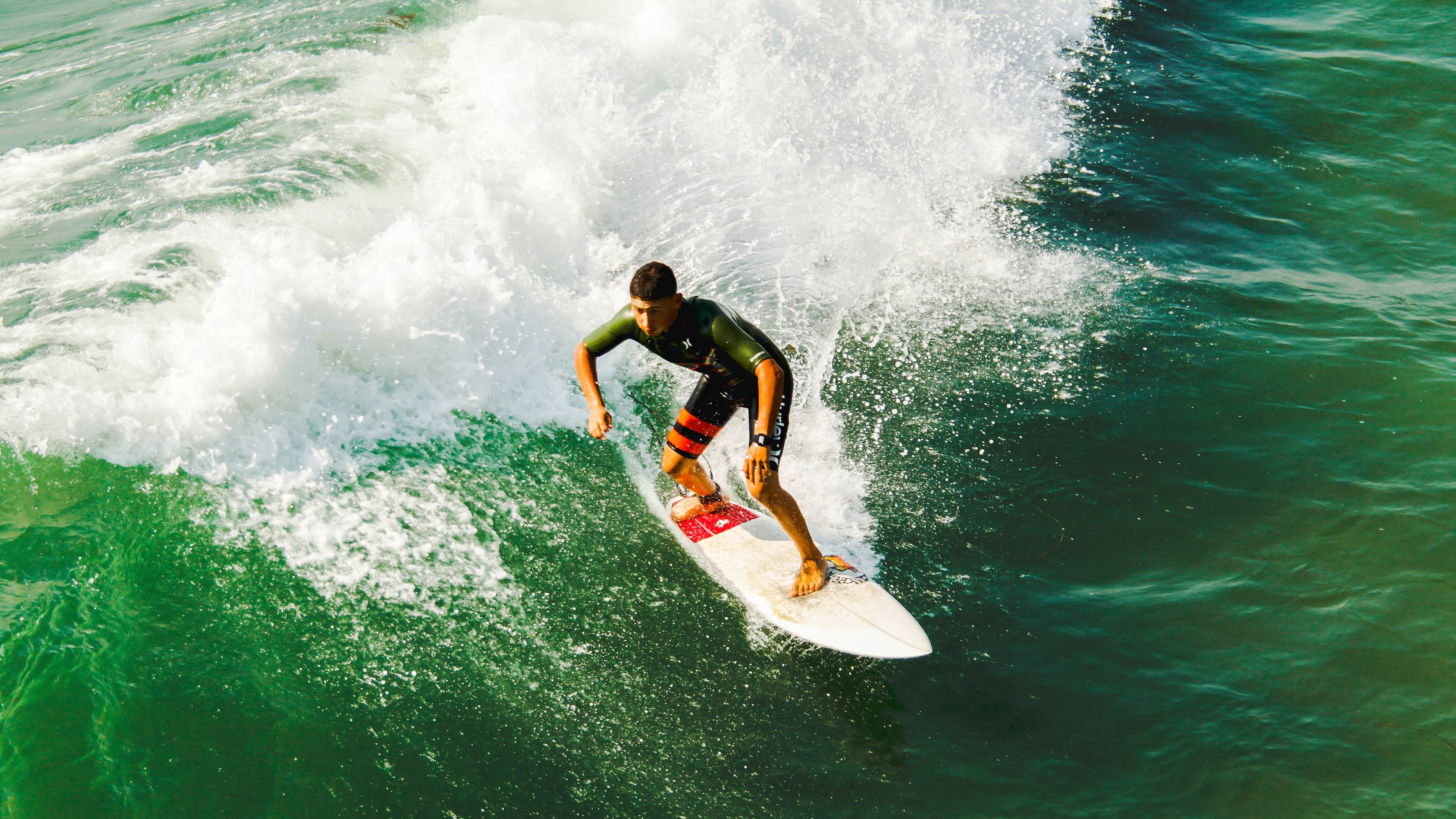 凯恩双响建功，领衔拜仁锋线制胜，凯恩是那个球队