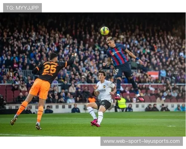 阿劳霍飞身封堵对方远射，皮球击中腹部弹开